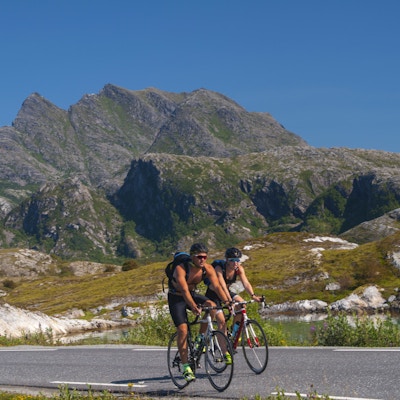 To personer på sykkel i norsk natur
