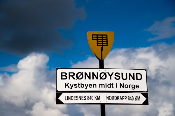 Skilt som ønsker velkommen til Brønnøysund