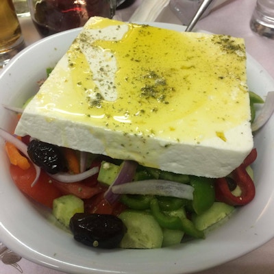 Gresk salat med fetaost og olivenolje