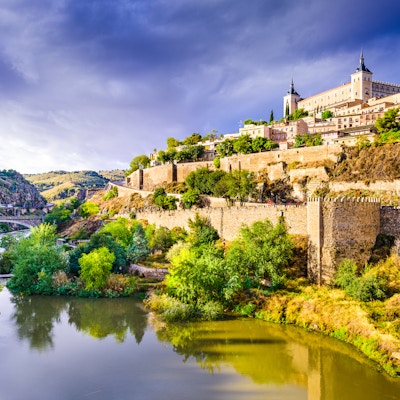 Toledo, Spanias gamlebyens skyline ved Tagus-elven.