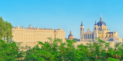 Panoramautsikt over det kongelige palasset (Palacio Real) i hovedstaden i Spania - vakker by Madrid fra et fugleperspektiv. Spania.