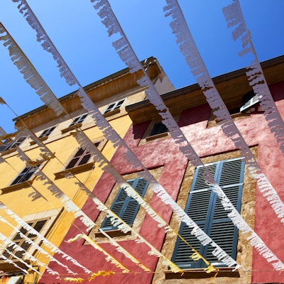 Fargerike boligblokker som ligger i en smal sidegate i Lavapies-distriktet i Madrid, Spania