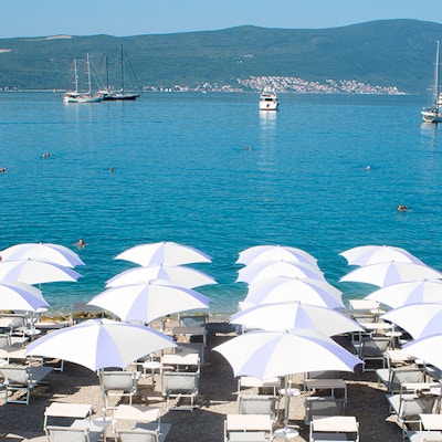Hotel Palma ligger rett ved havet. Strand med solsenger og parasoller.