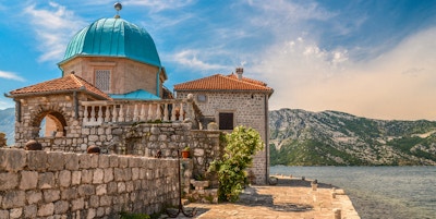 Our Lady of the Rocks Church på øya nær Perast i Kotor-bukten, Montenegro