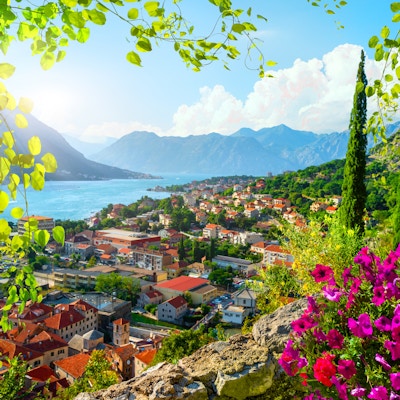 Pittoresk havutsikt over Boka Kotor-bukten, Montenegro, gamlebyen i Kotor