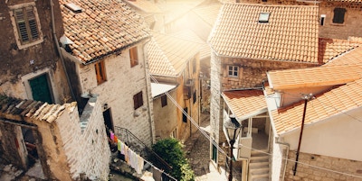 Flyfoto fra fjellet i solrik dag på gaten og hus i Kotor gamleby, Montenegro. Solfylt dag. Turistbilde.