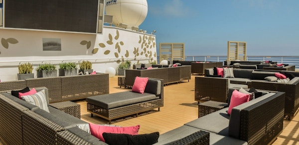 Utendørs loungeområde på cruiseskip.