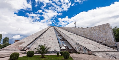 Pyramiden i Tirana ble bygget av kommunistdiktatoren Enver Hoxha