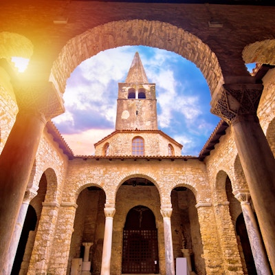 Eufrasisk basilika i Porecs arkader og utsikt over tårnssol, UNESCOs verdensarvliste i Istria, Kroatia