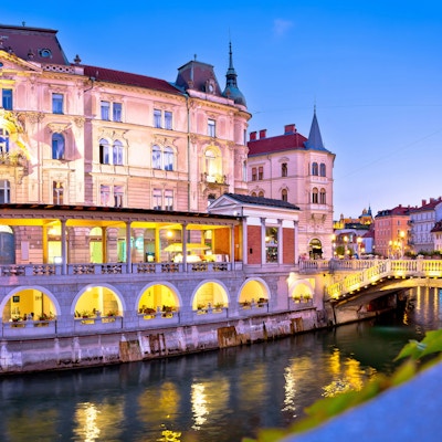 Ljubljana, langs elven, arkitektur, kveldsutsikt, hovedstaden i Slovenia