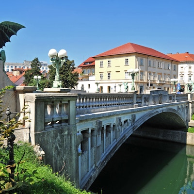Dragens bro og Ljubljanica-elven under, Ljubljana, Slovenia