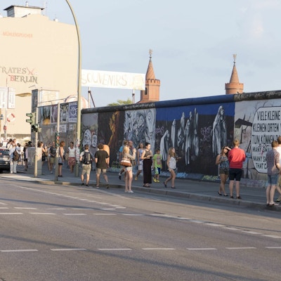 Turistene går langs berlinmuren på East side Gallery