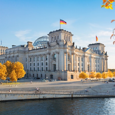 Riksdagsbygningen (tysk regjering) i Berlin, Tyskland ved høsten