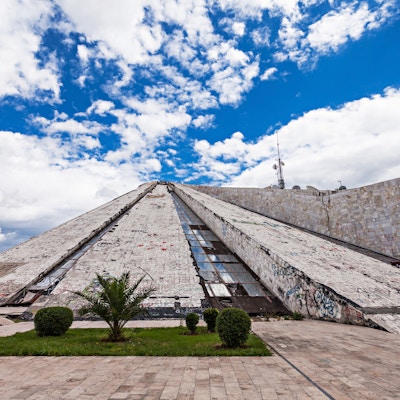 Pyramiden i Tirana ble bygget av kommunistdiktatoren Enver Hoxha