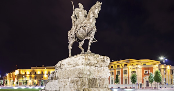 Skanderberg-statuen i sentrum, Tirana, Albania