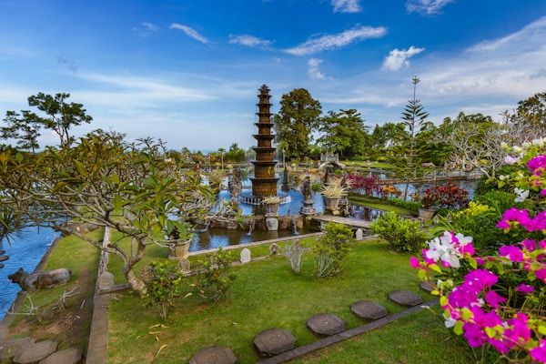 Water Palace Tirta Ganga på Bali Island Indonesia - reise- og arkitekturbakgrunn