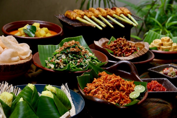 Nasi Campur Bali, den balinesiske populære risen. Dampet gurkemeie ris servert med siderett