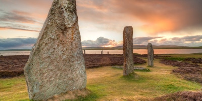 En del av den neolitiske steinsirkelen kjent som Ring of Brodgar, på Orknøyene i Skottland like etter daggry. Stedet dateres fra 2500 f.Kr. til 2000 f.Kr. og er en del av et bredere arkeologisk kompleks som inneholder Skara Brae, Stones of Stenness og Maeshowe.