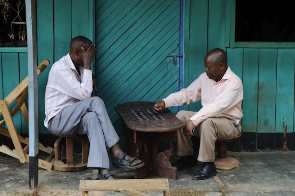 "Kigali, Rwanda, 23. mars 2012: To afrikanere fra Kigali i Rwanda som spiller det populære boa-brettspillet foran butikken deres."