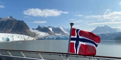 Hurtigruten Svalbard, isfjell og norsk flagg
