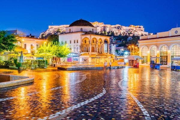 Athen, Hellas - Nattbilde med Athen ovenfra, Monastiraki-plassen og den gamle Akropolis.
