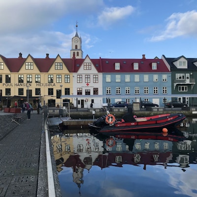Fargerike hus langs kaia i Torshavn