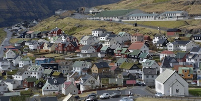 Fargerike hus i klynge på Færøyene