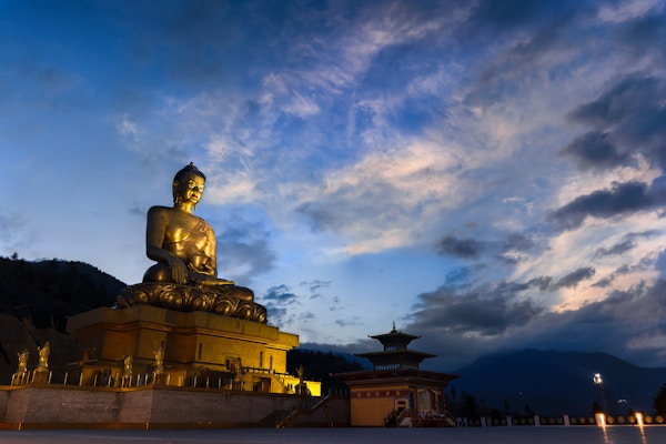 Den 169 fot høye bronse-buddha-statuen i Thimphu, Bhutan