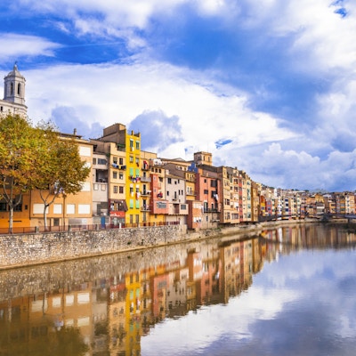 Girona - fargerik by nær Barcelona, Spania