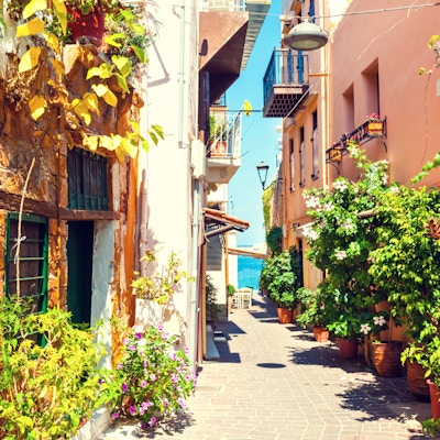 Vakker gate i Chania, Kreta, Hellas. Sommerlandskap