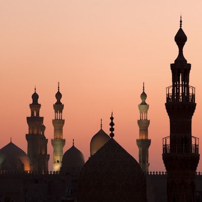 Solnedgang i Kairo med moskeens minareter