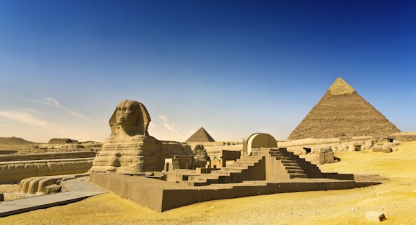 Egypt. Kairo - Giza. Sfinxen; Pyramid of Khafre (Chephren) og Menkaure (Mykerinos) i bakgrunnen. Pyramidefeltene fra Giza til Dahshur er på UNESCOs verdensarvliste