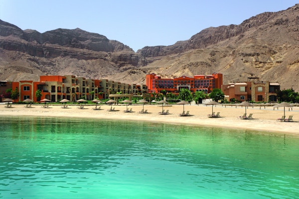 hotellområde ved stranden med ørken i bakgrunnen