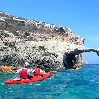 Tre padlere padler utenfor kysten av Gozo