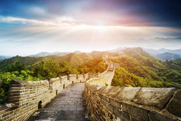 Den kineskiske mur er omkranset av naturskjønne omgivelser.