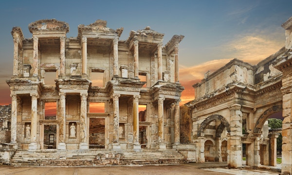biblioteksbygningen i Efesos er en gammel gresk og romersk struktur