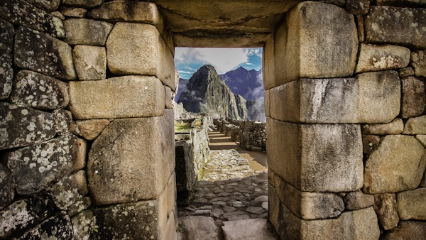 Utsikt over Huayna Picchu gjennom en steinport av Machu Piccu
