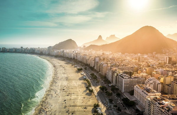 Utsyn fra luften over den berømte Copacabana- stranden i Rio de Janeiro, Brasil