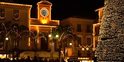 I de vakre omgivelsene Piazza Tasso, Sorrento, fascinerer de typiske julepynt hvert år tusenvis av turister.