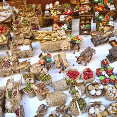 Bås med typiske suvenirer fra Napoli - gipsfigurer som brukes til dekorasjon av tradisjonelle Napoli-fødescener.