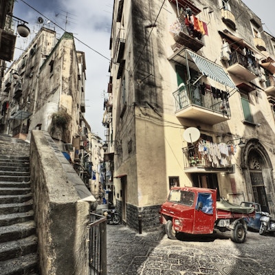 Bred vinkelscene fra de tettbygde nabolagene i Napolis spanske kvartal.