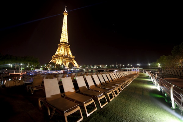 Utsikt mot Eiffeltårnet fra skipet MS Seine Princess om kvelden