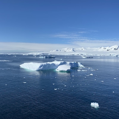 Isfjell og isflak i Antarktis