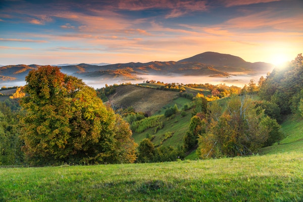 Fantastisk høstnatur med tåkete landskap, Holbav-landsbyen, Karpater, Transylvania, Romania, Europa