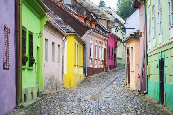Gammel gate med fargerike hus i den middelalderske byen Sighisoara, Romania