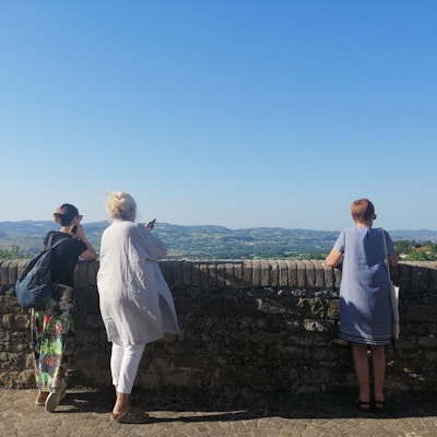 Tre damer ser på utsikten over Sant'Ippolito