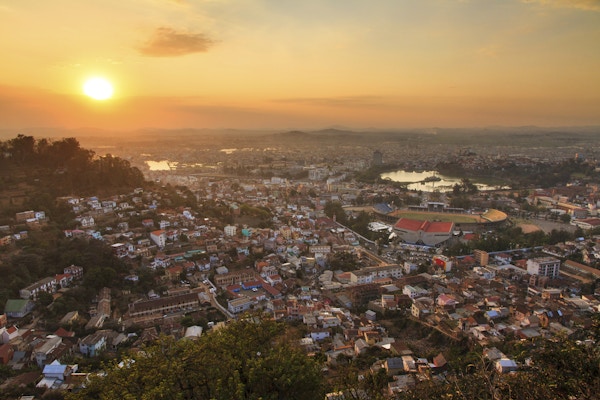 Flyfoto over Antananarivo i vakker solnedgang