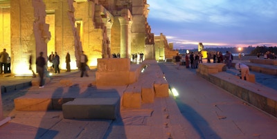 Utsikt over det opplyste Kom Ombo-tempelet om natten. Øvre Egypt.