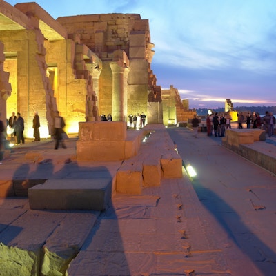 Utsikt over det opplyste Kom Ombo-tempelet om natten. Øvre Egypt.