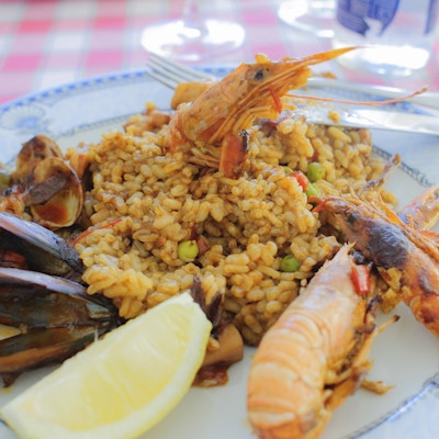Typisk spansk sjømatpaella, servert på en restaurant på Costa Brava